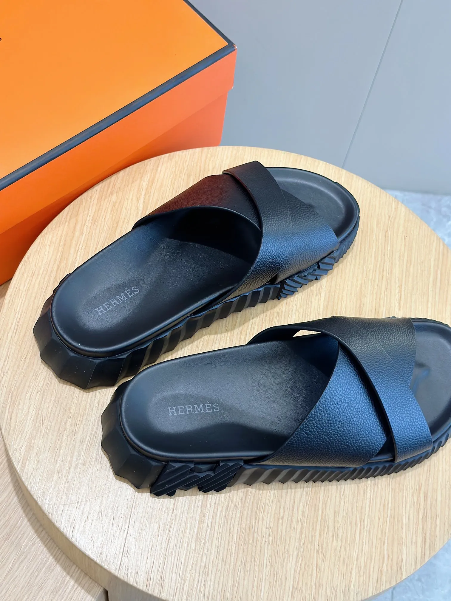 Factory price: 360💰Hermès [HERMÈS] Top Herme*H Home Hermès Men's Sandals and Slippers-Original Reproduction. Purchase the original version and make it one to one. The outsole is privately molded. The color of the outsole corresponding to each color is the same as the original version. Come to those who know the stuff 💪 The ultra-light soles are designed in contrasting colors, and they feel so comfortable on your feet! Calfskin, cowhide feet, private model outsole. Size: 39-44 (customized at 38.45)